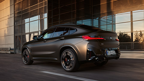 BMW X4 G02 da Série BMW X1, vista traseira 3/4, dirigindo em uma via