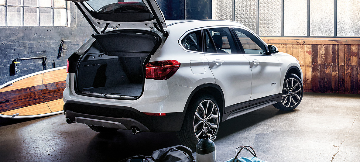 BMW X1 2020/2021 Branco com porta malas aberto BMW X1 2020/2021 Branco com porta malas aberto