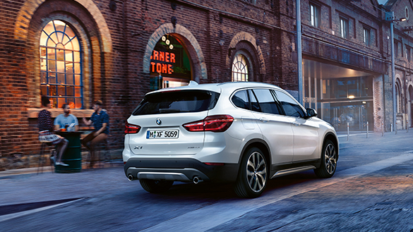 BMW X1 2020/2021 Branco trafegando pela cidade em estilo BMW X1 2020/2021 Branco trafegando pela cidade em estilo