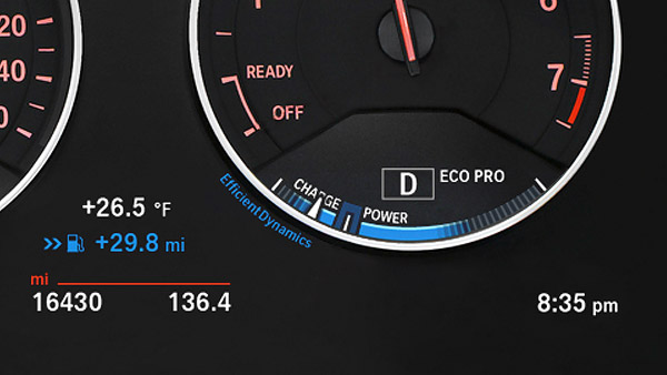 Closeup do painel digital do BMW X1 2020 com informações de gestão de energia Closeup do painel digital do BMW X1 2020 com informações de gestão de energia