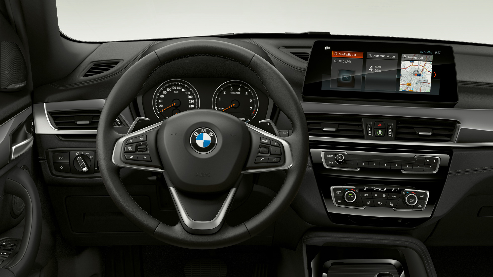 Visão frontal do painel do BMW X1 2020 com design em cor preta com detalhes em cinza Visão frontal do painel do BMW X1 2020 com design em cor preta com detalhes em cinza