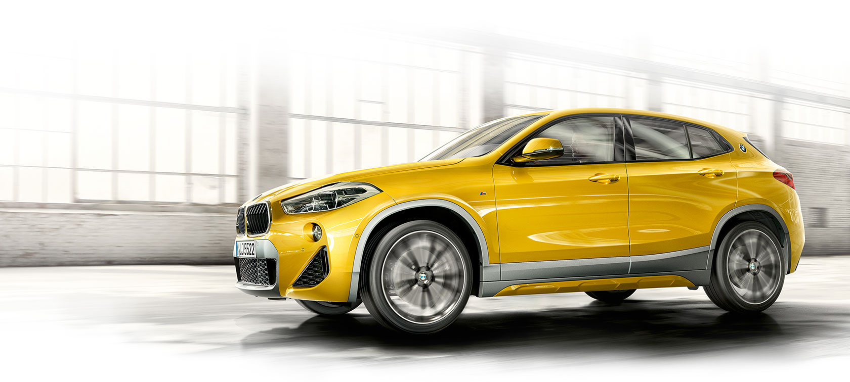 BMW X2 2020 Amarelo em movimento com fundo branco, visão lateral BMW X2 2020 Amarelo em movimento com fundo branco, visão lateral