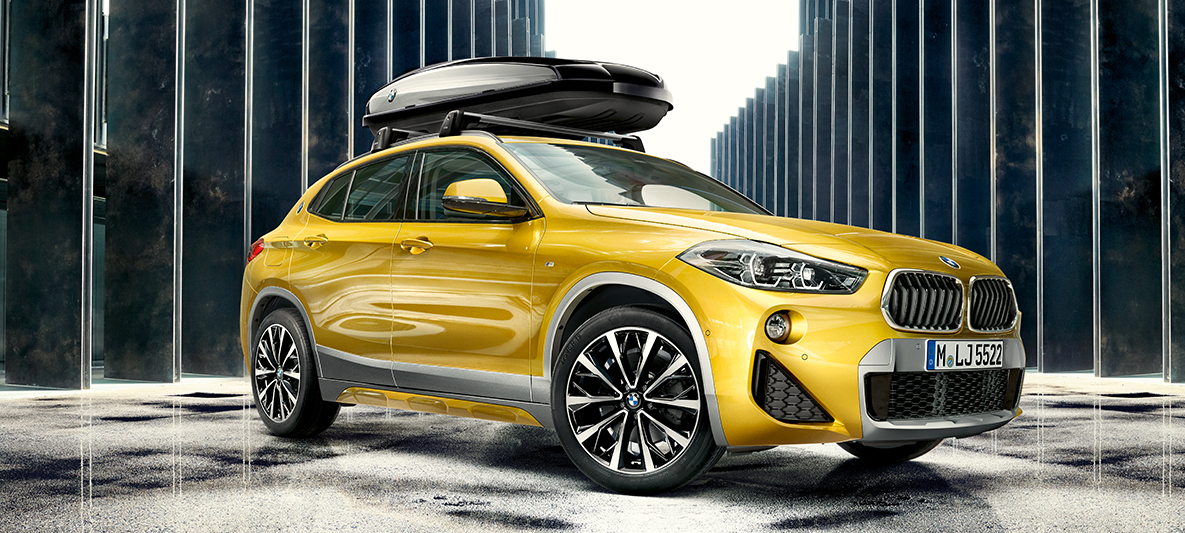 BMW X2 2020 Amarelo em local moderno, com bagageiro de teto opcional BMW X2 2020 Amarelo em local moderno, com bagageiro de teto opcional