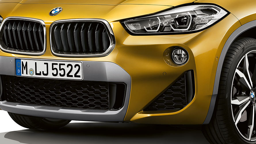 Detalhes da dianteira do BMW X2 2020, visão frontal de três quartos Detalhes da dianteira do BMW X2 2020, visão frontal de três quartos