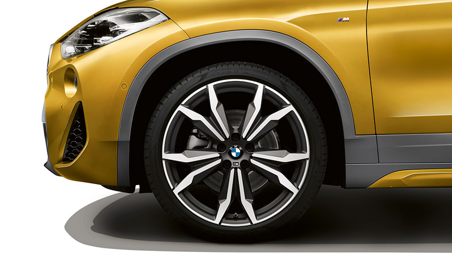 Detalhes da lateral dianteira do BMW X2 2020 em cor amarelo Detalhes da lateral dianteira do BMW X2 2020 em cor amarelo