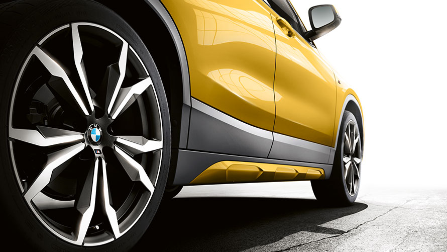 Detalhes das rodas esportivas do BMW X2 2020 de cor Amarelo Detalhes das rodas esportivas do BMW X2 2020 de cor Amarelo