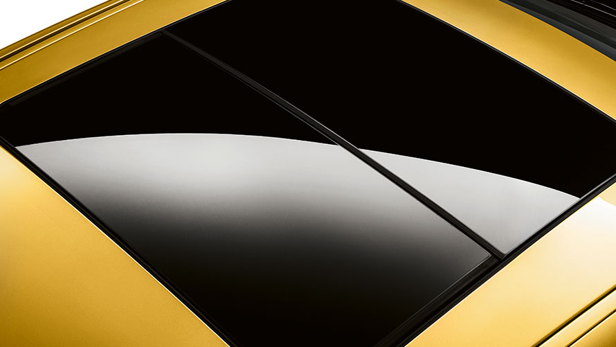 Visão closeup do exterior do teto panorâmico fechado do BMW X2 2020 Visão closeup do exterior do teto panorâmico fechado do BMW X2 2020