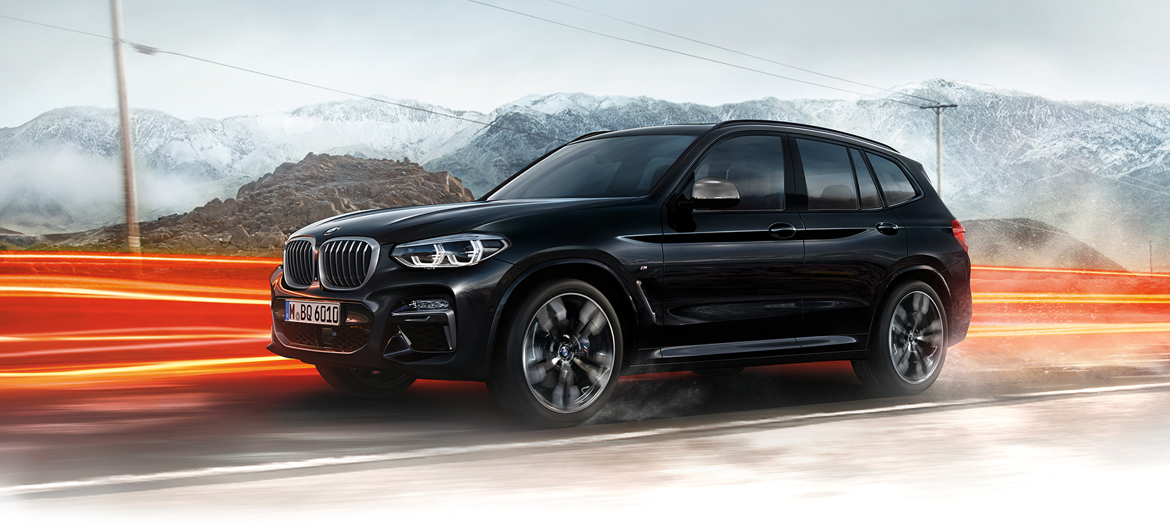 BMW X3 M40i 2020 / 2021 Preto andando rapidamente por uma estrada com montanhas ao fundo BMW X3 M40i 2020 / 2021 Preto andando rapidamente por uma estrada com montanhas ao fundo