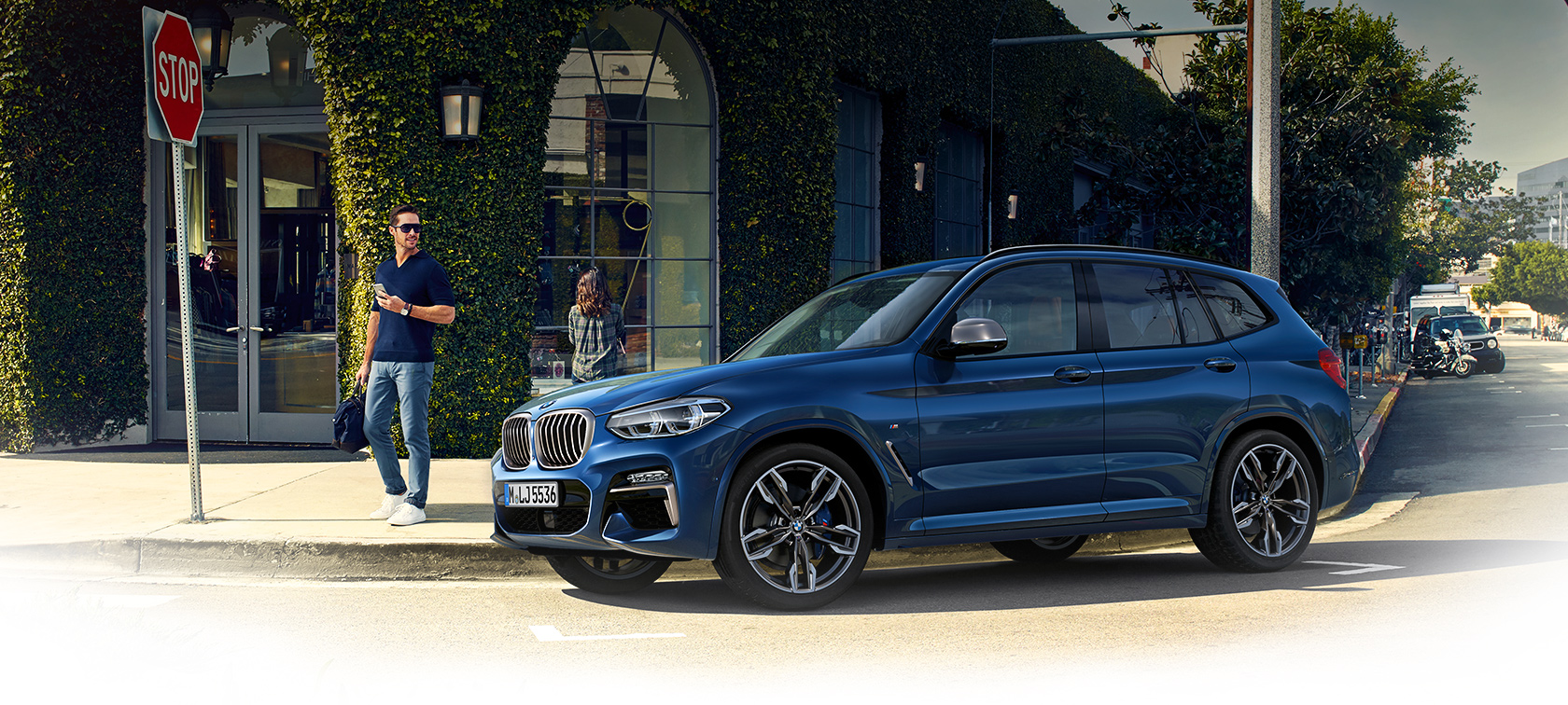 BMW X3 2020 Azul estacionado em destaque, em meio a cidade BMW X3 2020 Azul estacionado em destaque, em meio a cidade