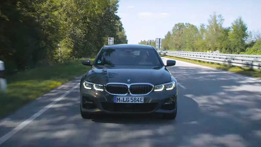 O BMW híbrido recarregável em movimento na via Vista frontal do BMW X5 G05 híbrido recarregável em movimento na via