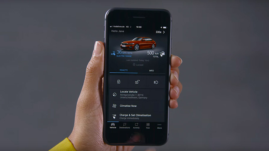Smartphone com o aplicativo BMW Connected Vista em close-up do Smartphone do BMW X5 G05 com o aplicativo BMW Connected