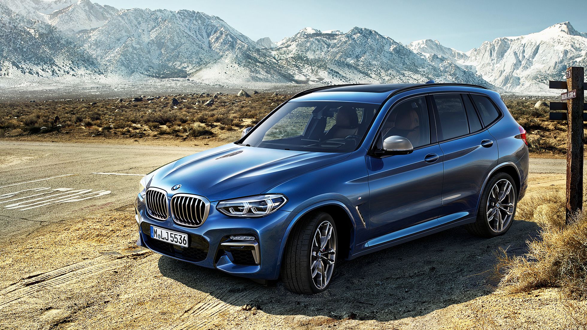 BMW X3 M40i, vista a quarenta e cinco graus, em meio às montanhas. BMW X3 M40i, vista a quarenta e cinco graus, em meio às montanhas.