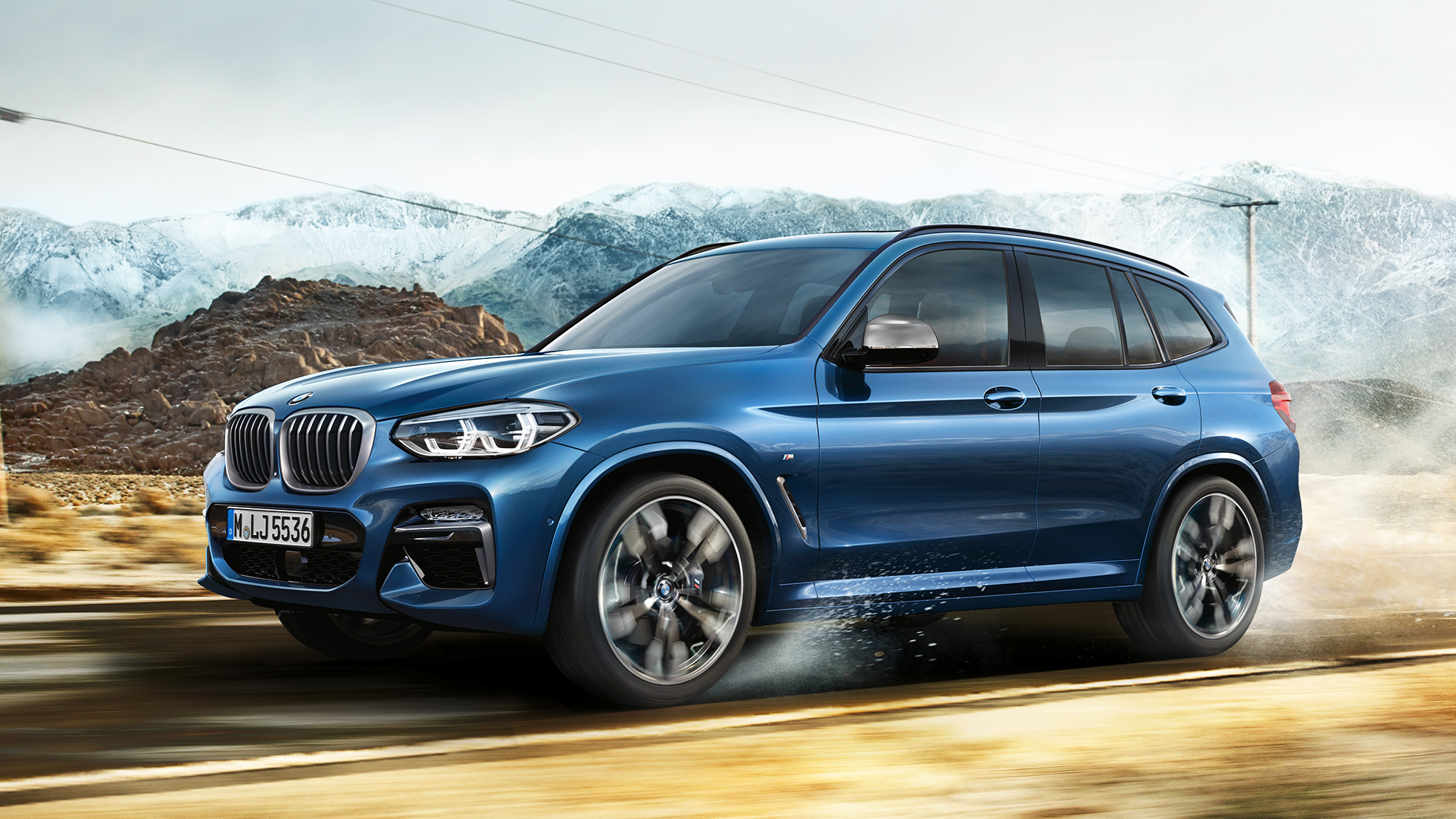 BMW X3 M40i, foto à meia distância da grade curva da BMW e para-choque dianteiro, frente a uma montanha. BMW X3 M40i, foto à meia distância da grade curva da BMW e para-choque dianteiro, frente a uma montanha.
