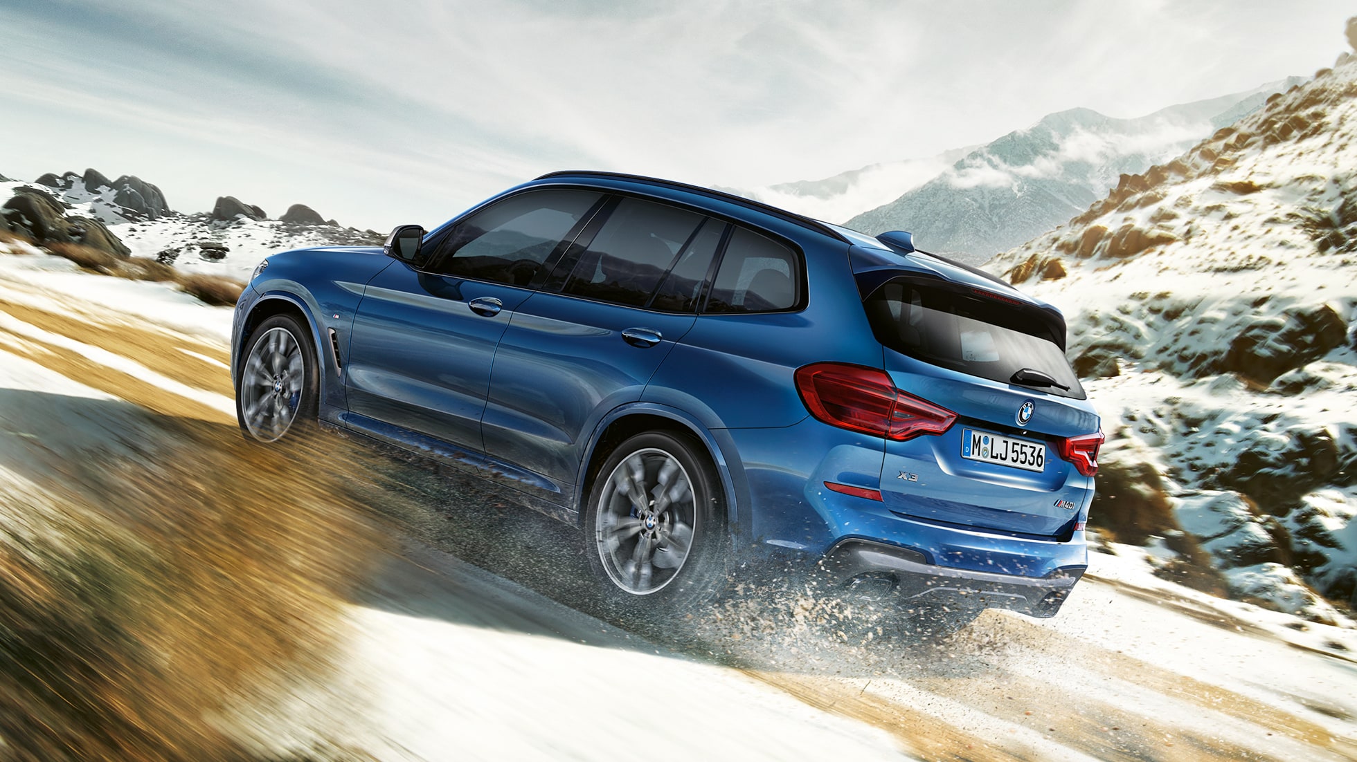O BMW X3 M40i subindo um aclive. O BMW X3 M40i subindo um aclive.