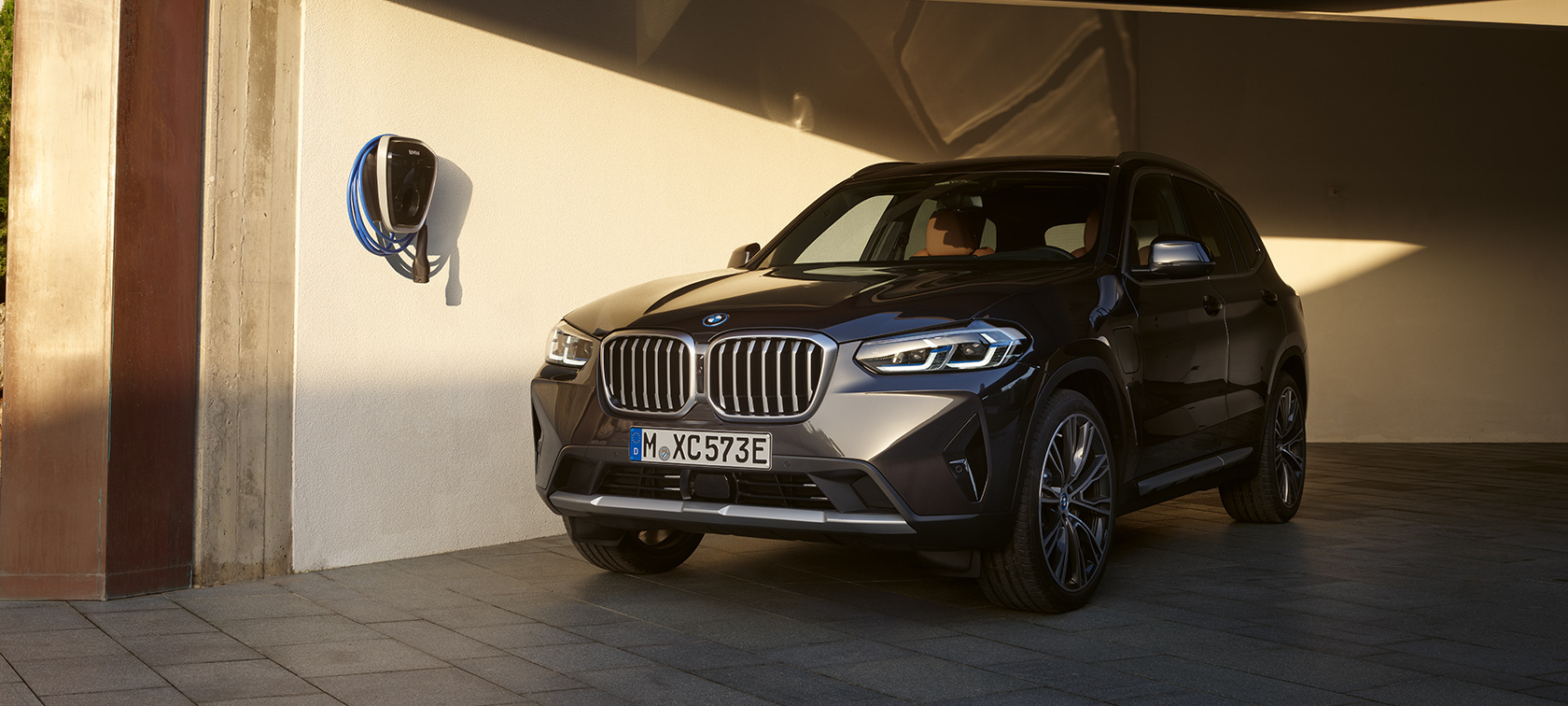Plug-in híbrido BMW X3 xDrive30e G01 2021 em Sophisto Grey Vista frontal 3/4 do plug-in híbrido BMW X3 xDrive30e G01 2021 em Sophisto Grey