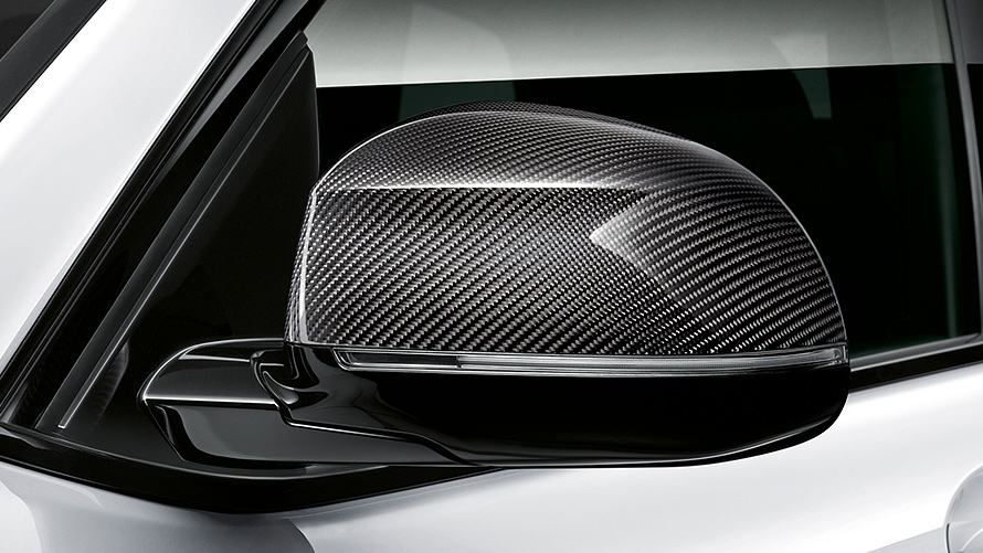 Detalhe da capa de retrovisor em fibra de carbono, acessório opcional da BMW X4 2020 e 2021 Detalhe da capa de retrovisor em fibra de carbono, acessório opcional da BMW X4 2020 e 2021