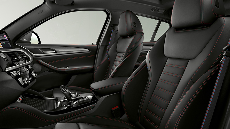 Interior do BMW X4 M40i M Performance, visão lateral da cabine dianteira Interior do BMW X4 M40i M Performance, visão lateral da cabine dianteira