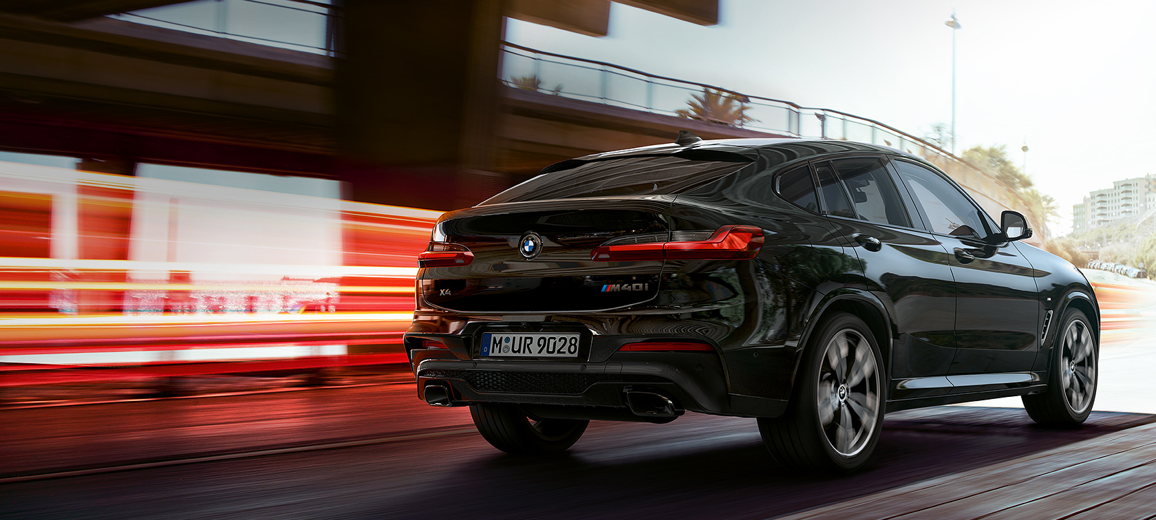 BMW X4 M40i 2020 / 2021 Preto andando rapidamente por uma avenida da cidade BMW X4 M40i 2020 / 2021 Preto andando rapidamente por uma avenida da cidade