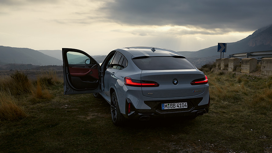 BMW X4 G02 2021. Financial Services.  Vista traseira 3/4 do BMW X4 G02 2021 em Brooklyn Grey, parado, Financial Services