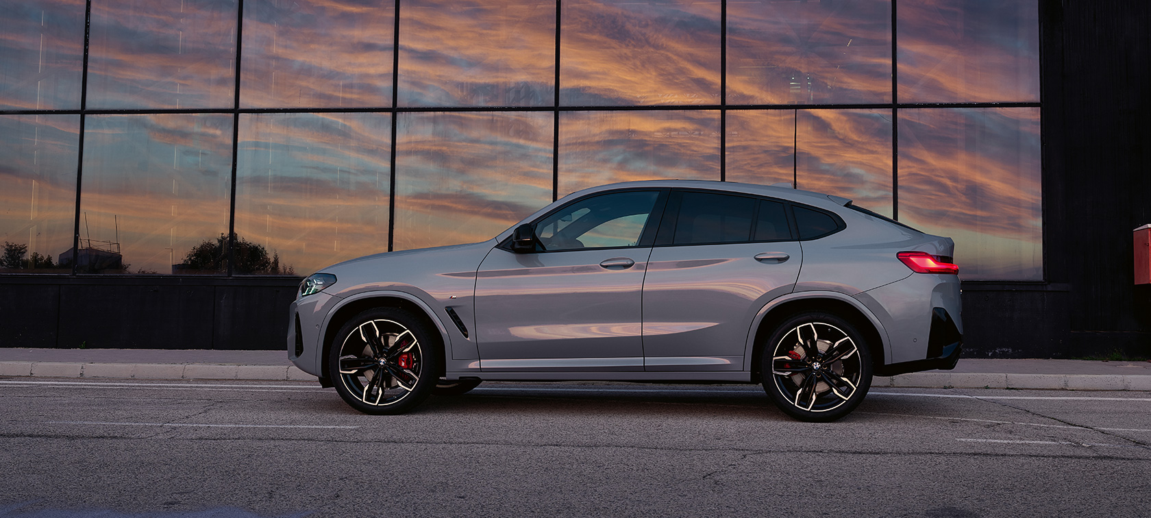 Vista lateral do BMW X4 G02 2021 em Brooklyn Grey