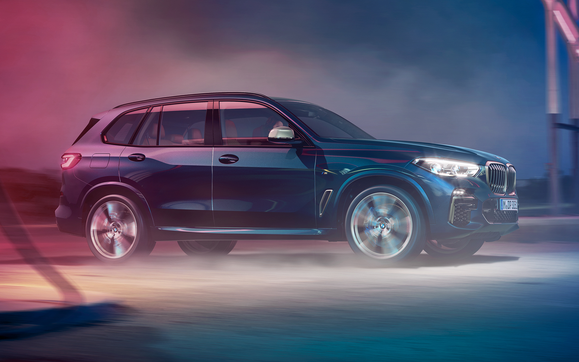 BMW X5 M50d em movimento Foto do BMW X5 M50d à noite em um ambiente urbano