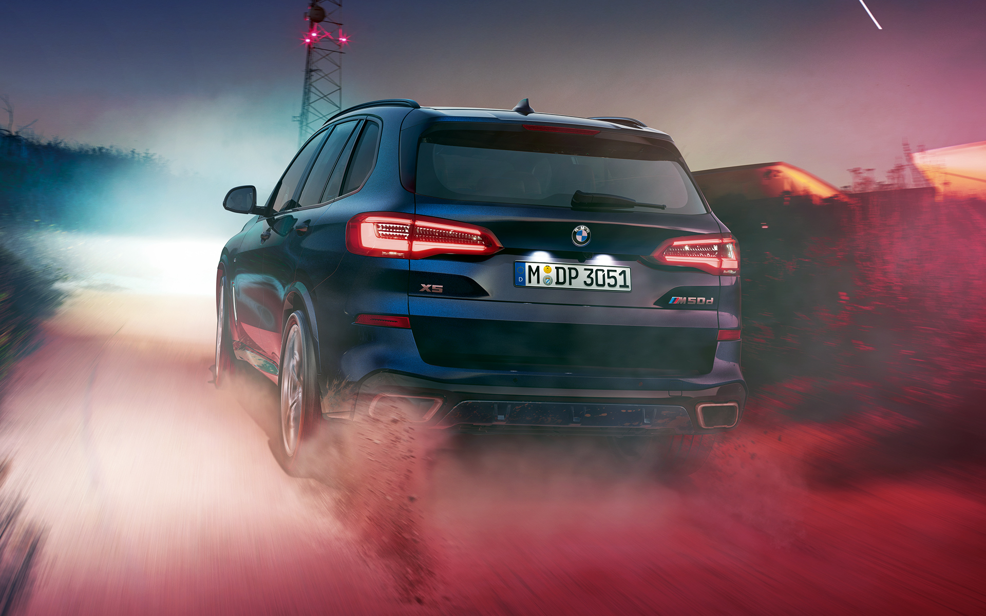 Traseira do BMW X5 M50d Traseira do BMW X5 M50d à noite em um ambiente urbano