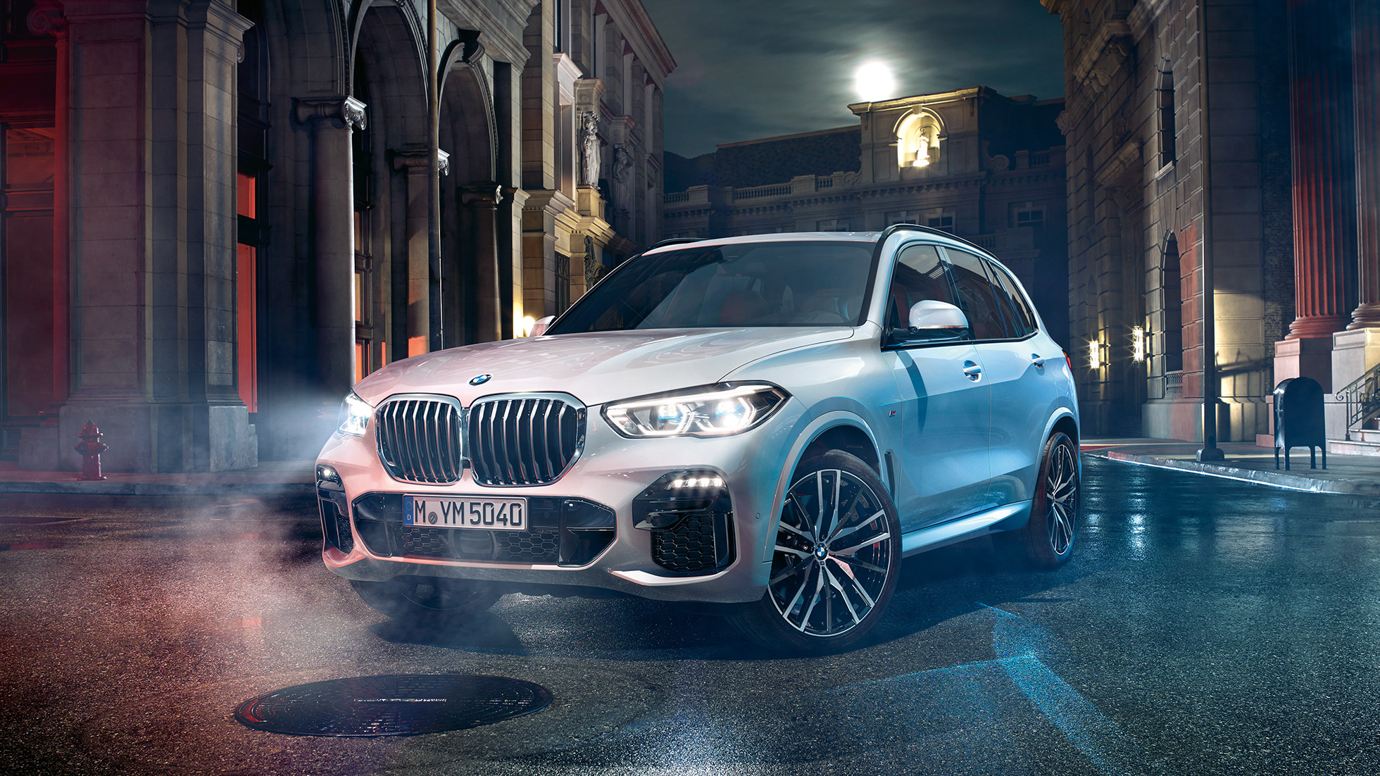 BMW X5, visão frontal de três quartos BMW X5 G05 2018 em branco mineral metálico, visão frontal de três quartos, estacionado à noite
