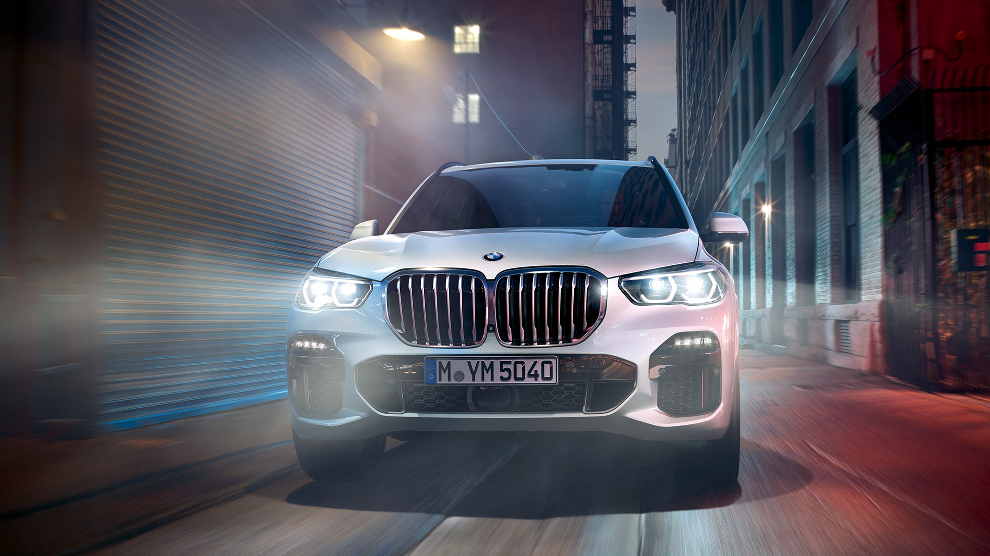 BMW X5 visão frontal. BMW X5 G05 2018 em branco mineral metálico, visão frontal
