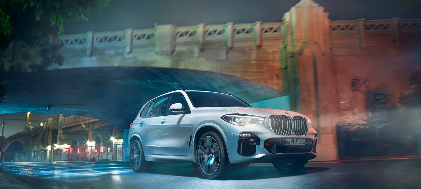 BMW X5, visão frontal de três quartos BMW X5 G05 2018 em branco mineral metálico, visão frontal de três quartos, condução à noite