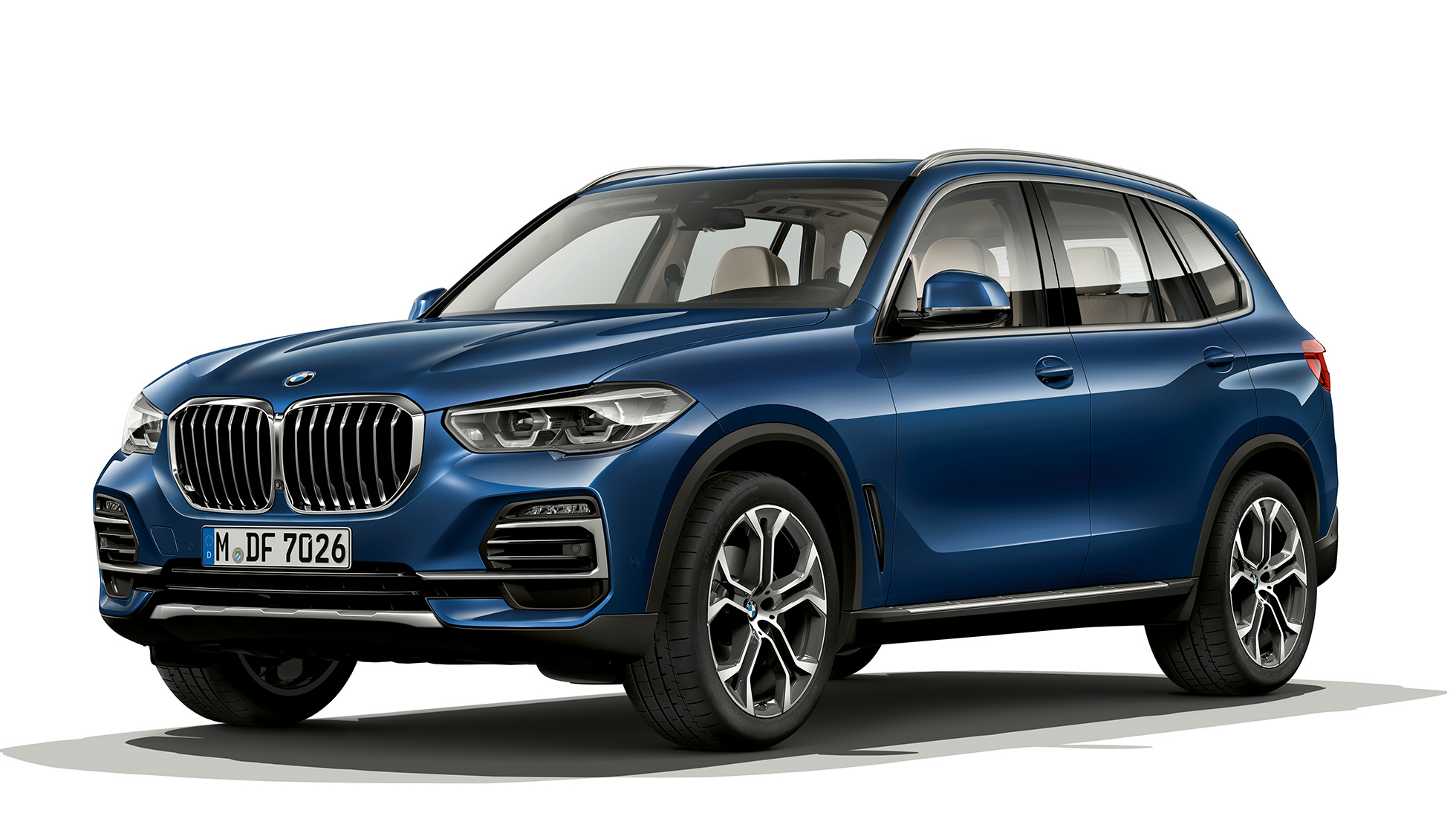 Modelo xLine BMW X5 xDrive40i, visão frontal de três quartos Modelo xLine BMW X5 xDrive40i G05 2018 em azul fitônico metálico, visão frontal de três quartos