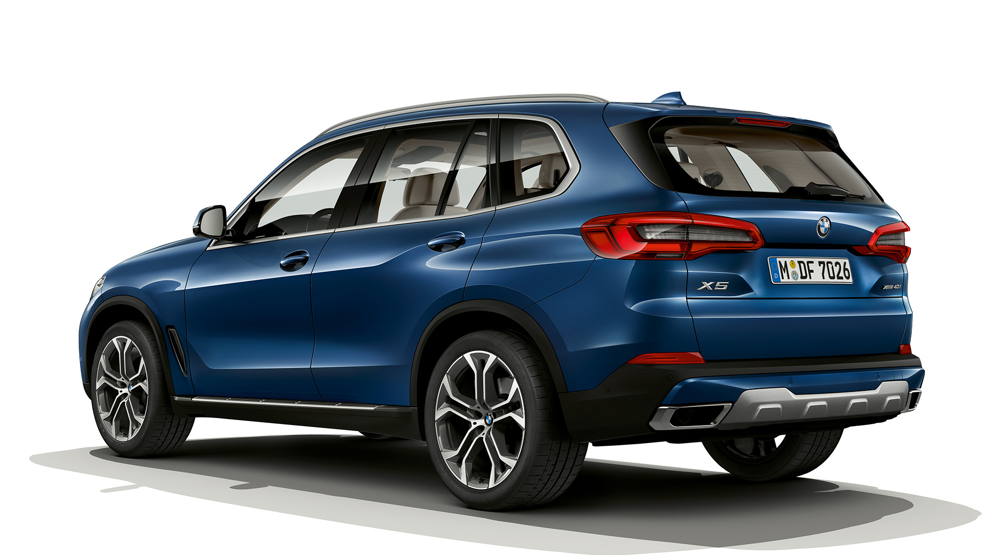 Modelo xLine BMW X5 xDrive40i, visão traseira de três quartos Modelo xLine BMW X5 xDrive40i G05 2018 em azul fitônico metálico, visão traseira de três quartos