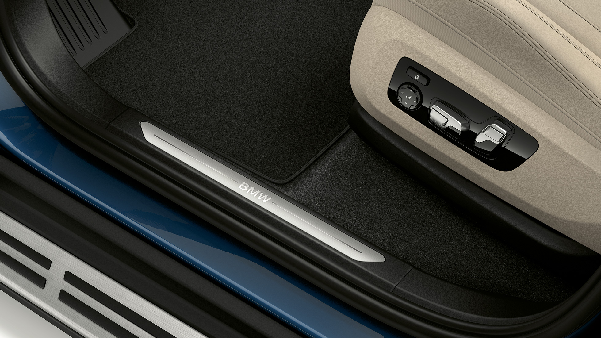 Modelo xLine do BMW X5 xDrive40i, acabamento das soleiras das portas Modelo xLine BMW X5 xDrive40i G05 2018 em azul fitônico metálico, acabamento das soleiras das portas