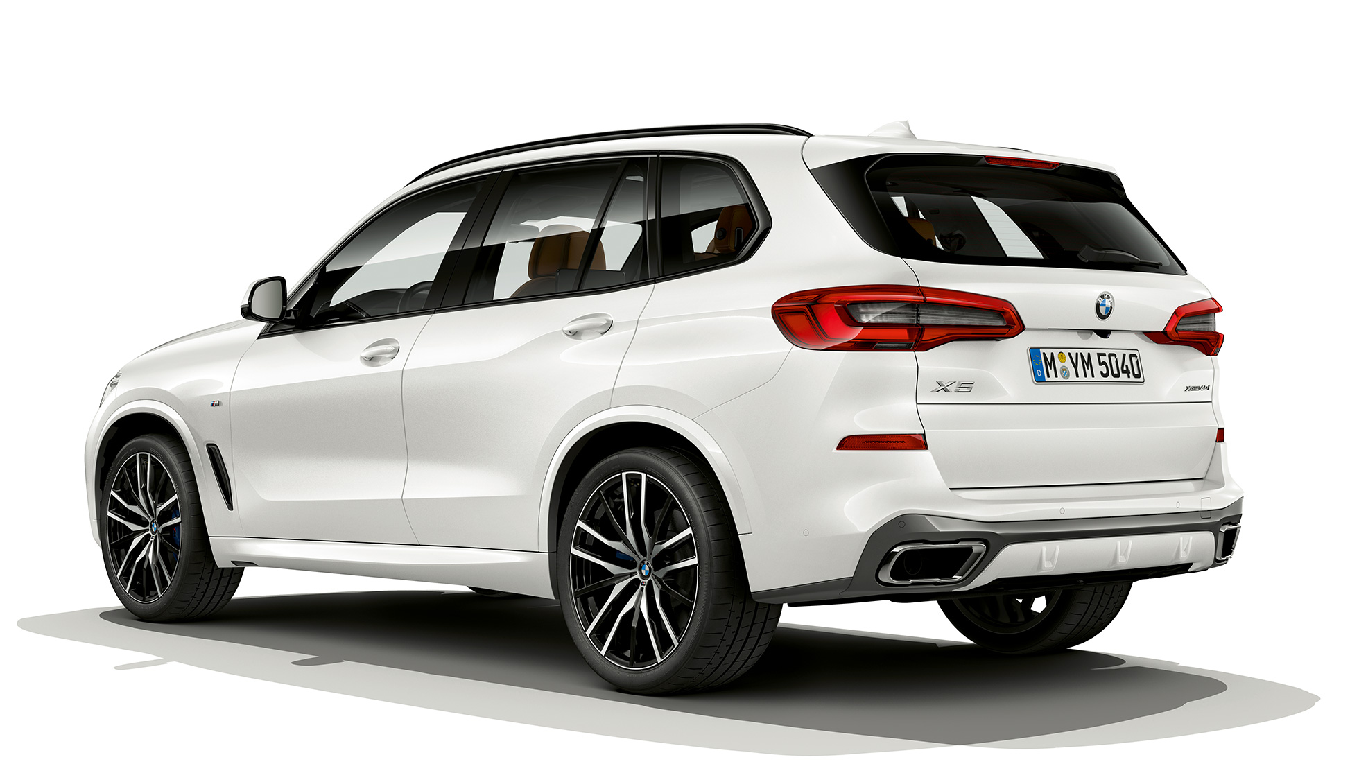 Modelo M Sport BMW X5 xDrive40i, visão traseira de três quartos Modelo M Sport BMW X5 xDrive40i G05 2018 em branco mineral metálico, visão traseira de três quartos