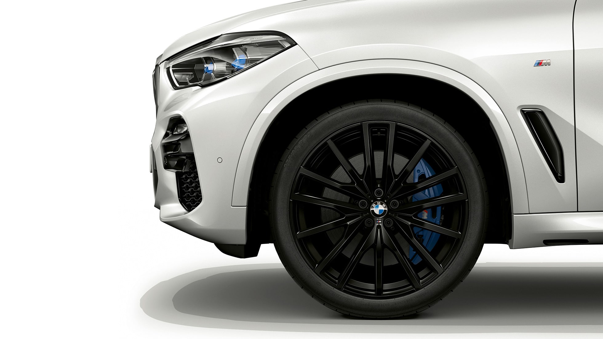 Modelo M Sport BMW X5 xDrive40i, parte frontal lateral com aro Modelo M Sport BMW X5 xDrive40i G05 2018 em branco mineral metálico, parte frontal lateral com aro