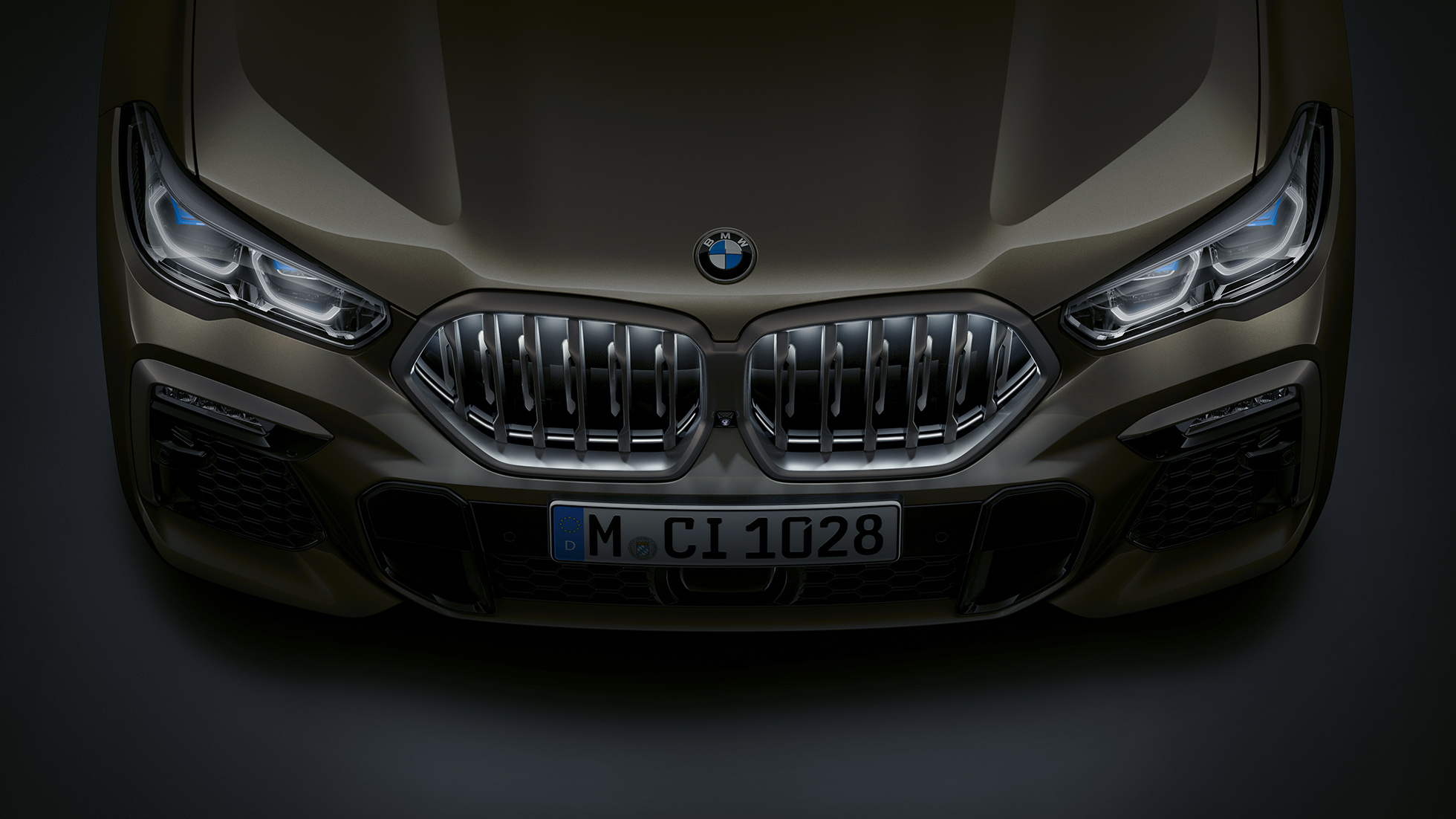 Frente do BMW X6. Close-up view of the BMW X6 front with BMW kidney grille ‘Iconic Glow’ from a bird's eye view.