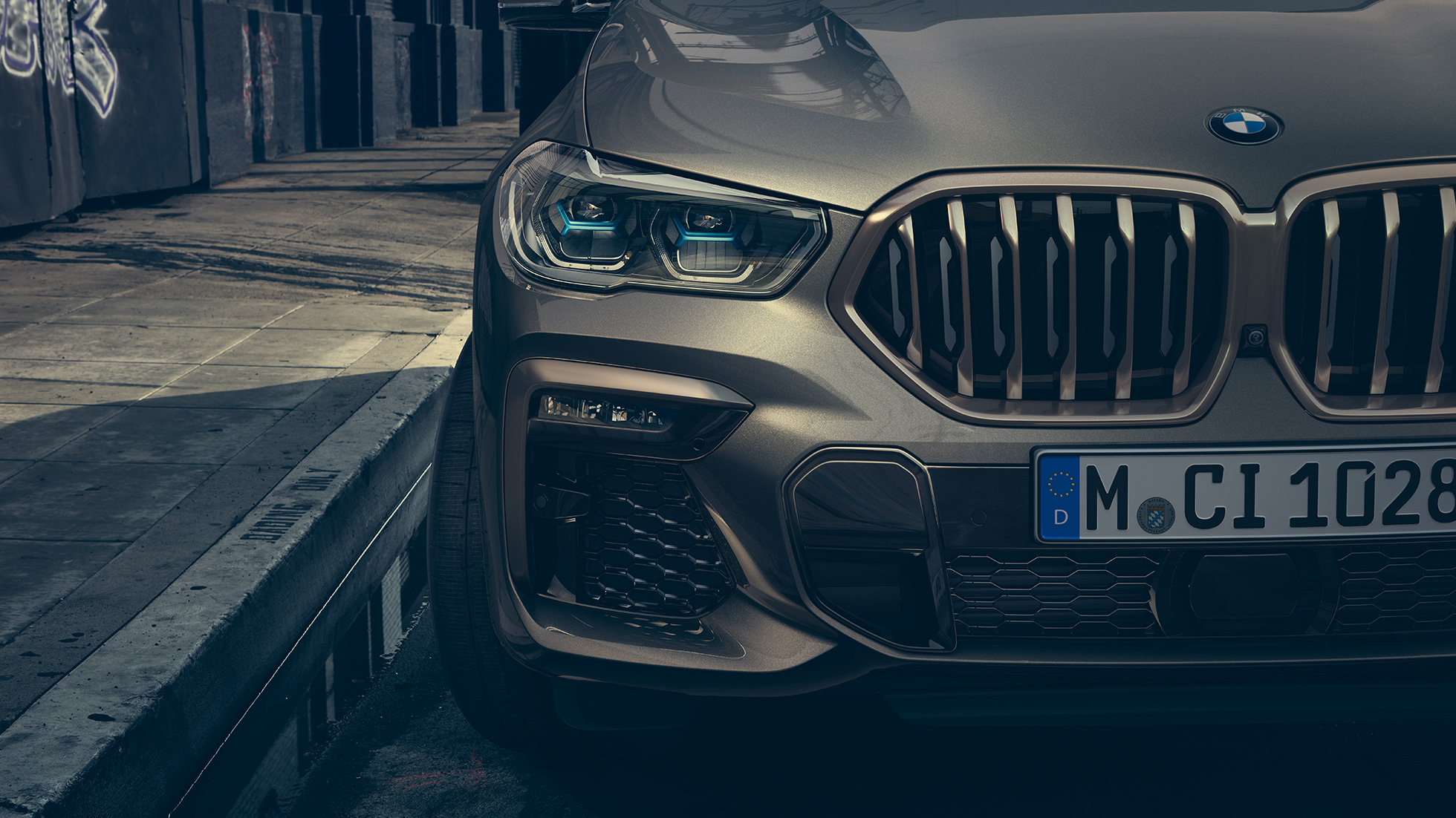 Luz laser do BMW. Imagem ampliada do BMW X6 com foco na luz laser.