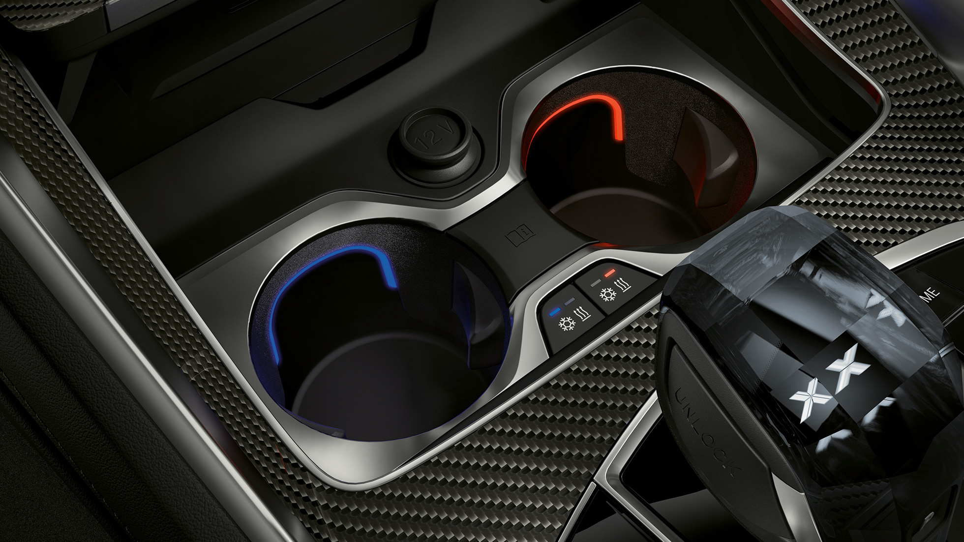 Temperature-controlled cupholder. Imagem ampliada do interior do BMW com foco no porta-copos com controle de temperatura.