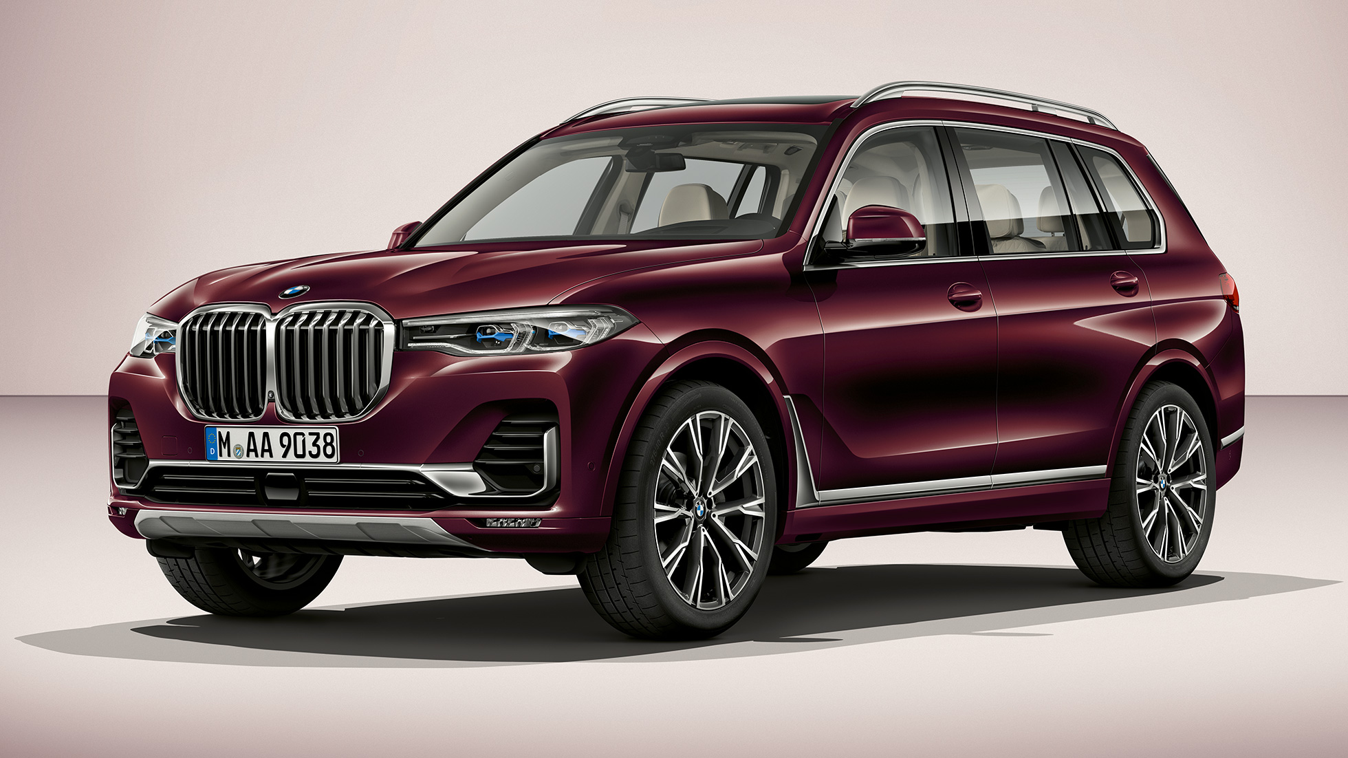 BMW X7, Pacote M Sport Foto de estúdio do BMW X7 em vista frontal a 45 graus, no pacote M Sport