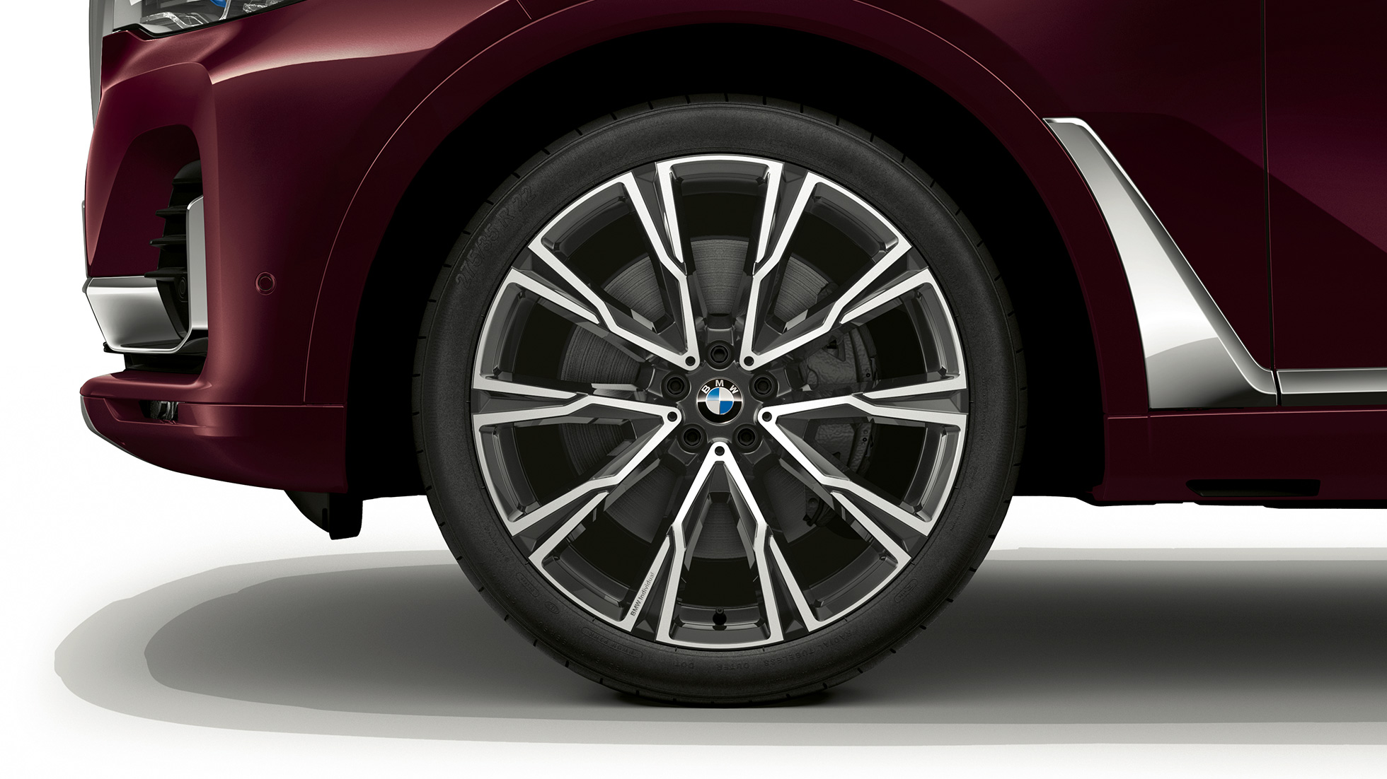BMW X7, rodas de liga leve do Pacote M Sport Closeup das rodas de liga leve do BMW X7 com as características do pacote M Sport