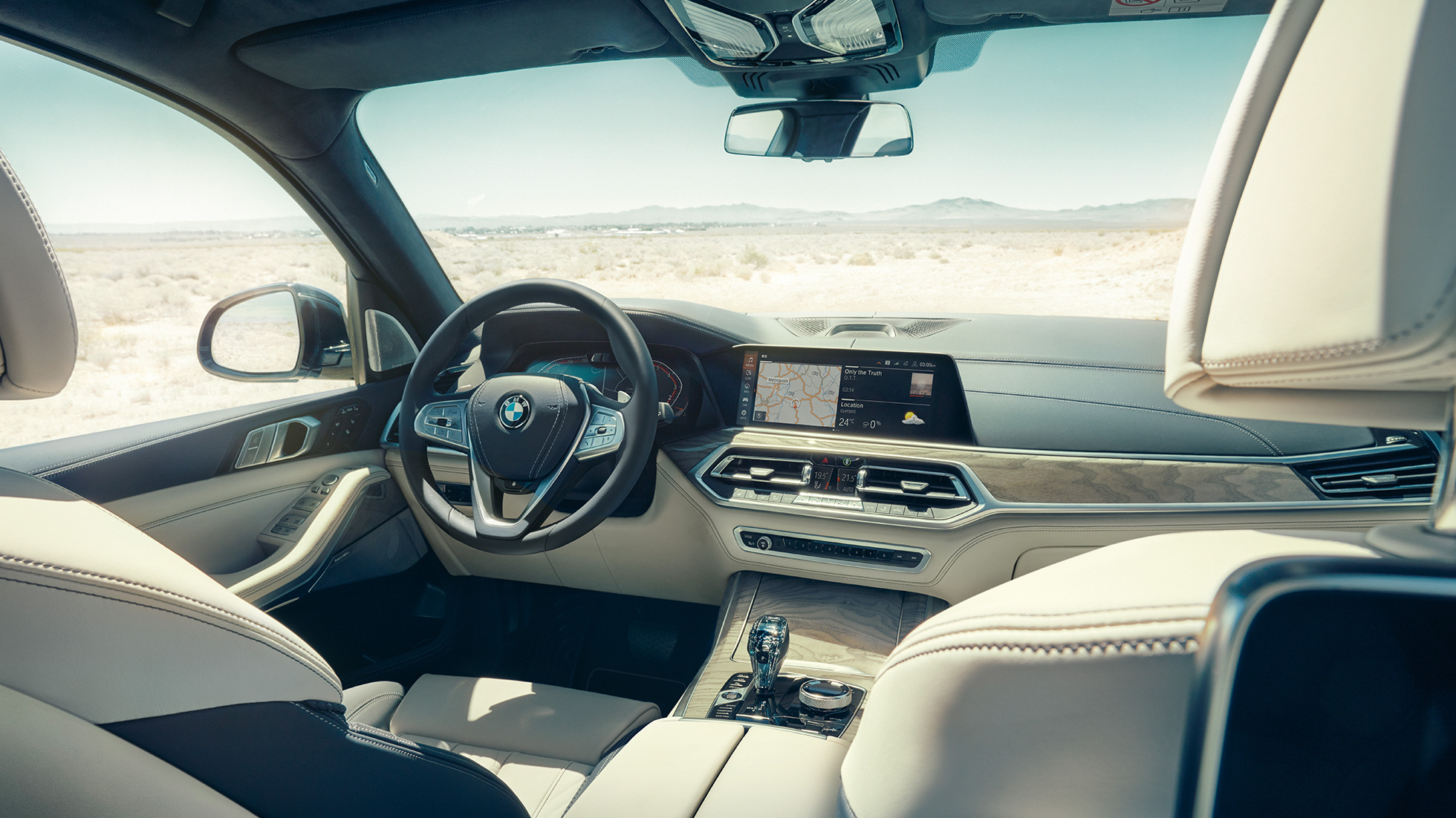 BMW Live Cockpit Professional BMW Live Cockpit Professional: Visto de trás e incluindo a primeira fila de bancos com vista para o volante de direção e o painel de instrumentos
