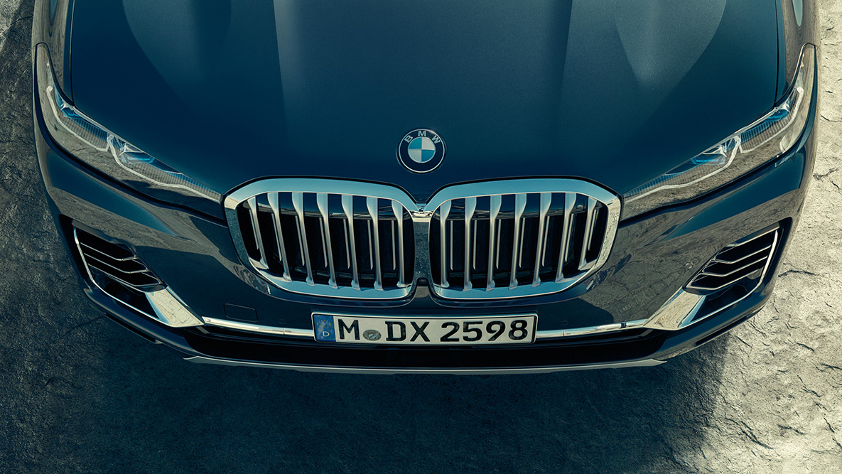 Grade curva do BMW X7 Grade curva da BMW: foto em ângulo elevado da frente do BMW X7