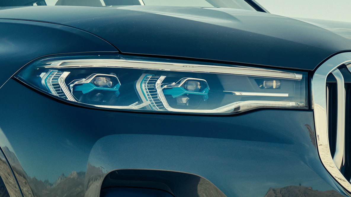 Faróis a laser BMW Faróis a laser BMW: foto em closeup da frente do BMW X7, numa vista frontal a 45 graus
