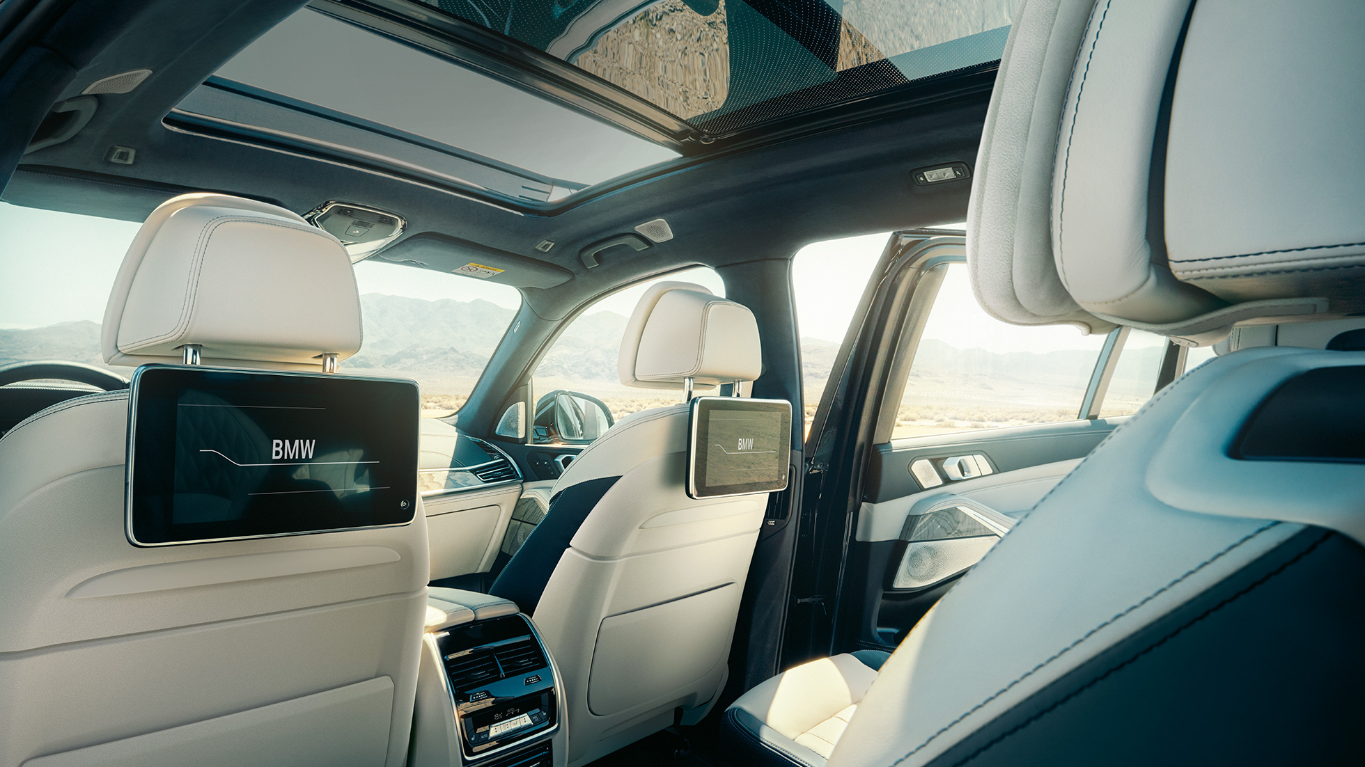 Interior do BMW X7 O Interior do BMW X7: vista em perspectiva a partir da terceira fila de bancos