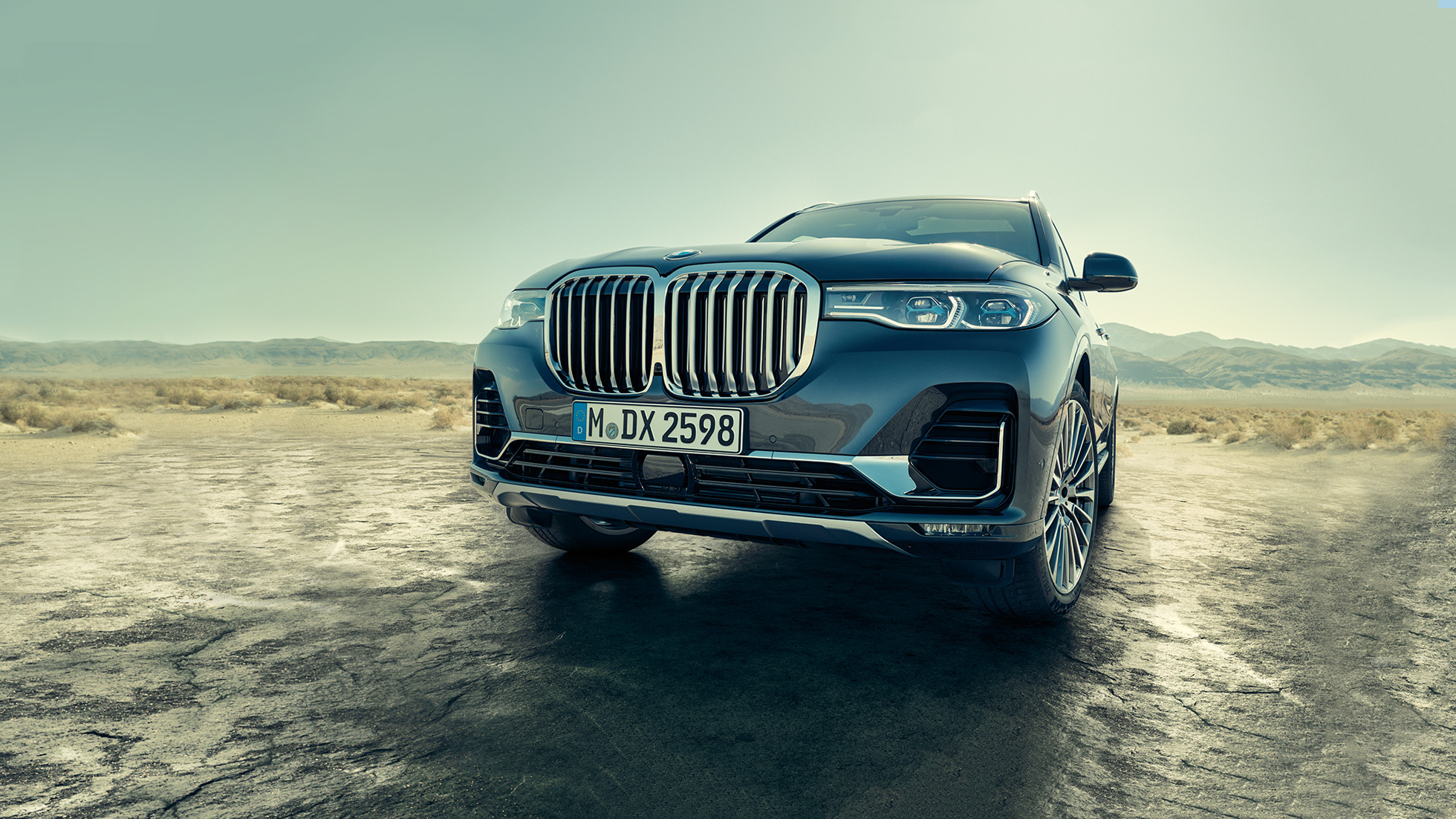 Exterior do BMW X7, foto tomada em ângulo baixo e oblíquo O exterior do BMW X7: foto da frente tomada em ângulo baixo e oblíquo
