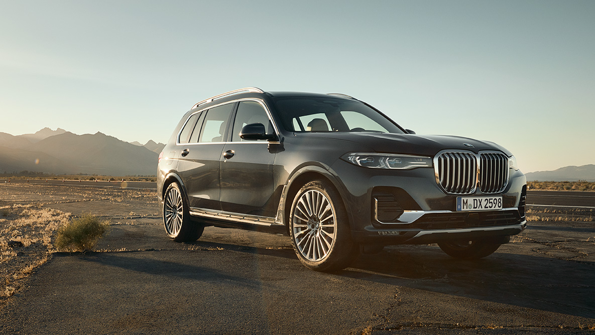 Executive Drive Pro Executive Drive Pro: BMW X7 em vista frontal a 45 graus, com deserto ao fundo