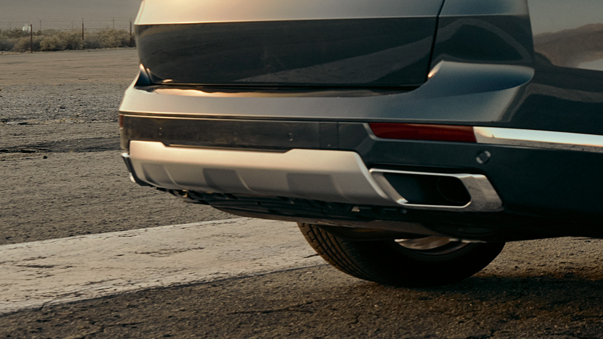 Sistema de escapamento M Sport Foto em closeup da traseira do BMW X7 enfatizando o sistema de escapamento M Sport