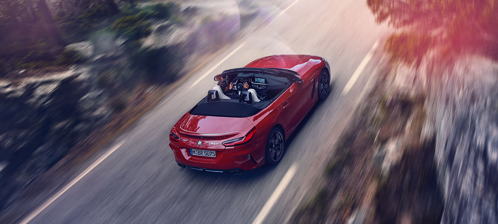 Vista elevada do BMW Z4 Roadster Vista elevada do BMW Z4 Roadster em movimento