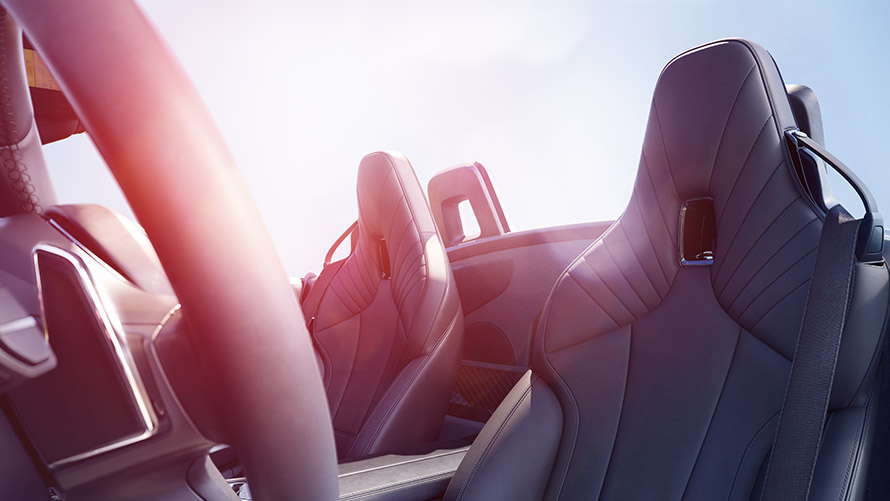 Vista interior do BMW Z4 First Edition Vista interior do BMW Z4 First Edition exibindo o teto aberto, volante de direção e assentos