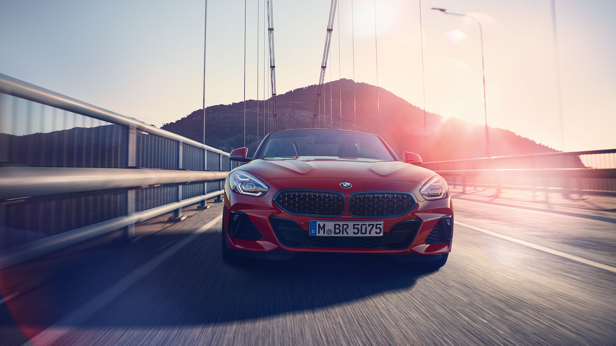 O BMW Z4 Roadster sobre uma ponte Vista frontal do BMW Z4 Roadster sobre uma ponte