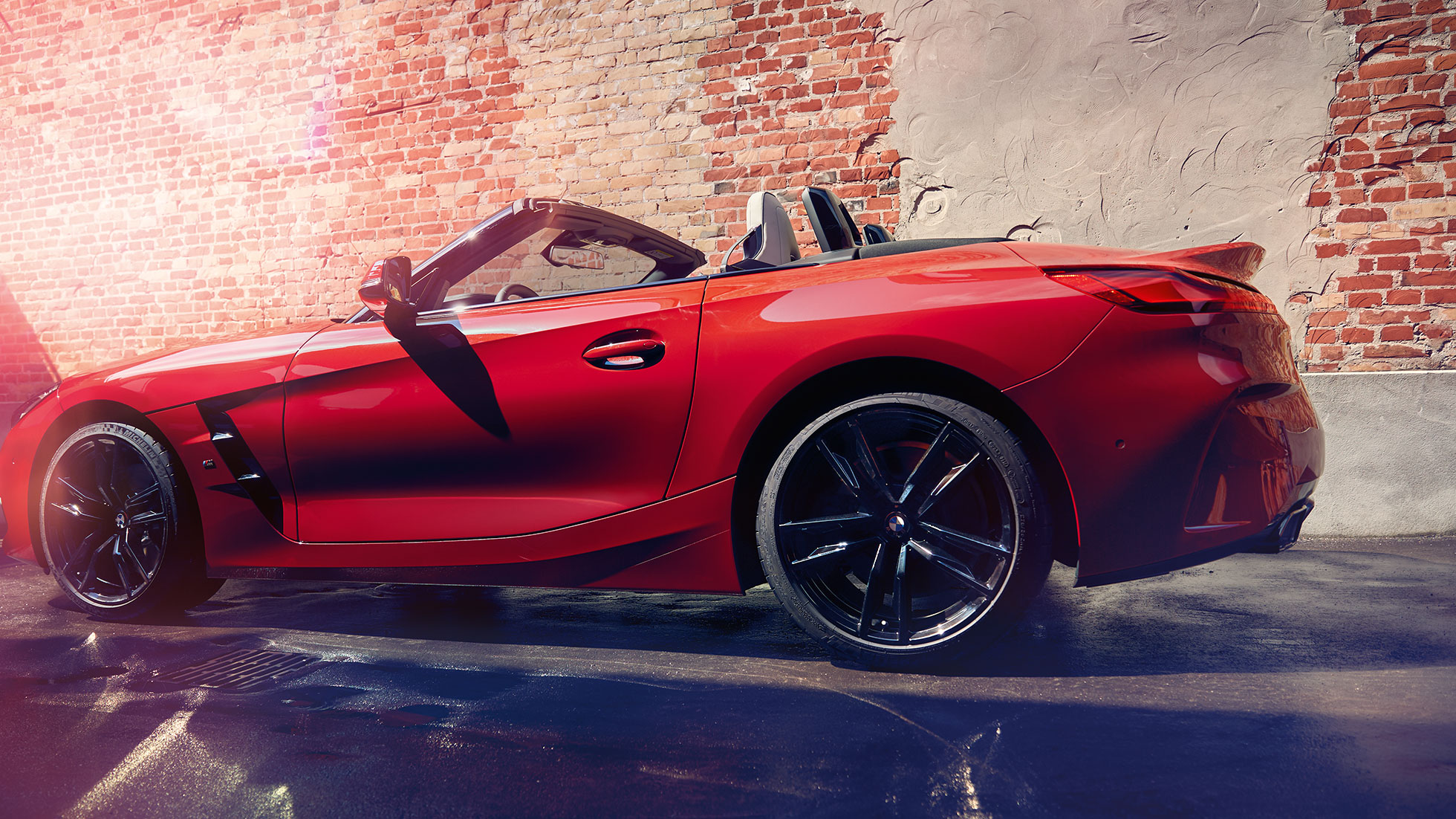 Vista lateral do BMW Z4 Roadster Vista lateral do BMW Z4 Roadster à frente de uma parede de tijolos